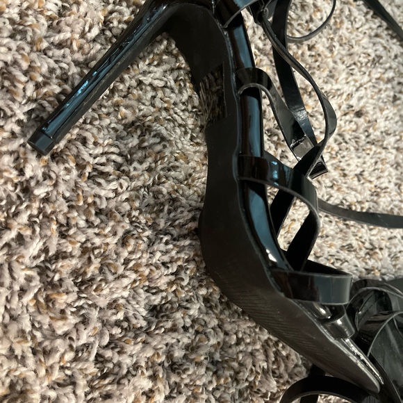 Fashion nova heels that lace around leg - Picture 3 of 7